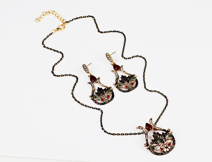 Vintage Gold Necklace and Earring Set with Pendant