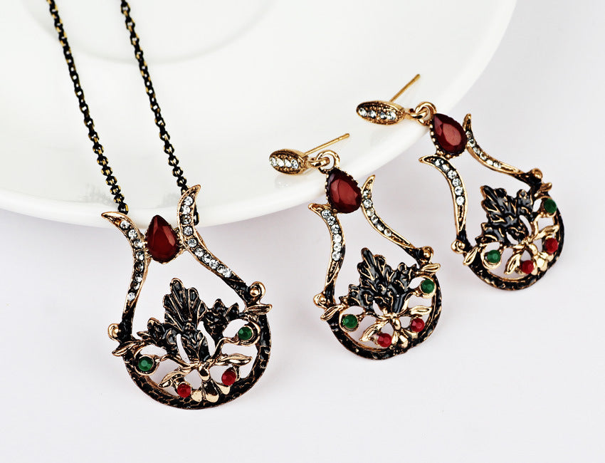 Vintage Gold Necklace and Earring Set with Pendant